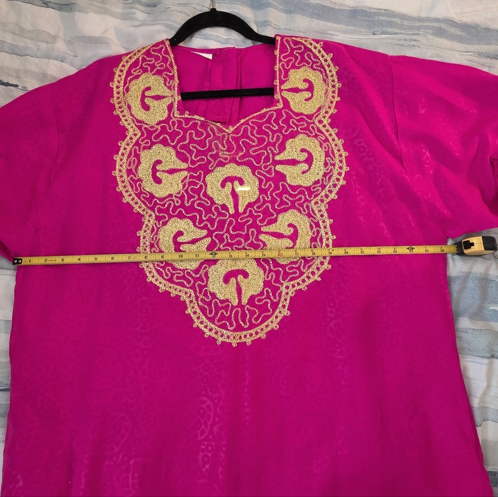 Stunning fuchsia kaftan (caftan) featuring intricate gold embroidery - Picture 6 of 11
